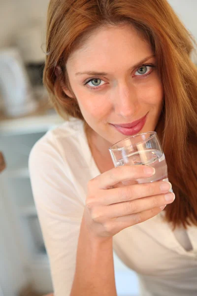 Portret van prachtige drinkwater — Stockfoto