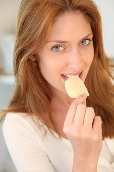 Retrato de mulher comendo batata frita — Fotografia de Stock