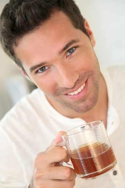 该名男子手持杯茶的肖像 — 图库照片
