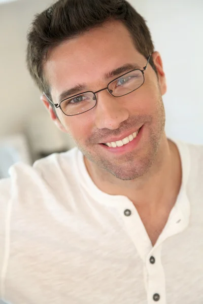 Gözlük yakışıklı adam portresi — Stok fotoğraf