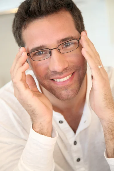 Retrato de homem bonito com óculos — Fotografia de Stock