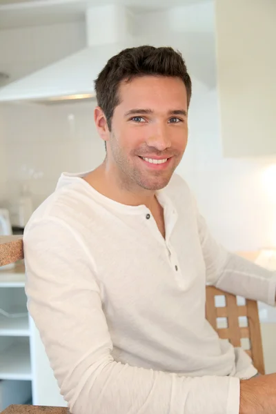 Портрет красивого чоловіка, що стоїть на кухні — стокове фото