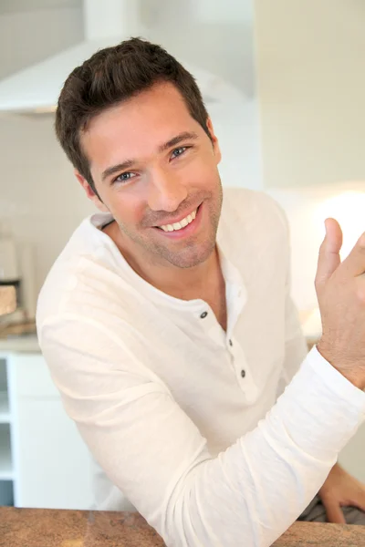 Portrait of handsome man standing in kitchen — Stock Photo, Image