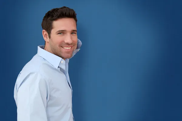 Schöner Mann auf blauem Hintergrund — Stockfoto