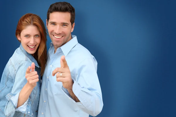 Par visar tummen upp på blå bakgrund — Stockfoto