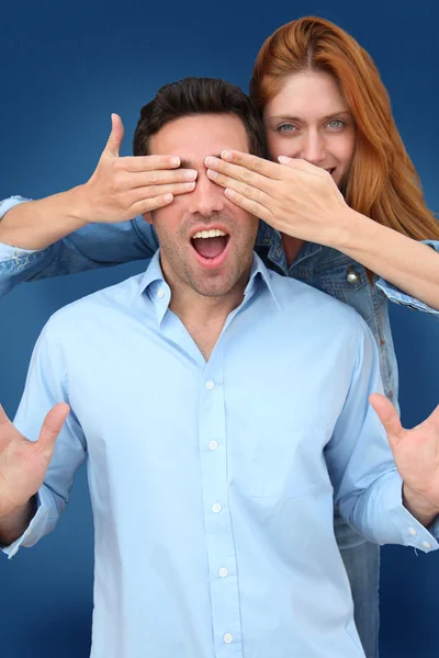 Mujer ocultando los ojos de novio — Foto de Stock