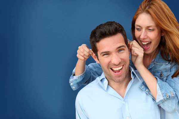 Vrouw op haar vriendje oren te trekken — Stockfoto