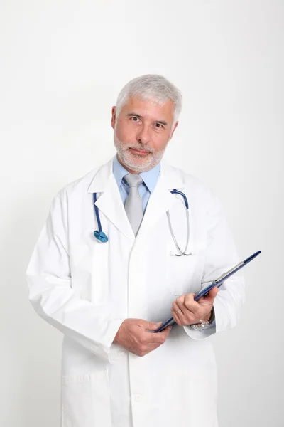Medico anziano su sfondo bianco — Foto Stock