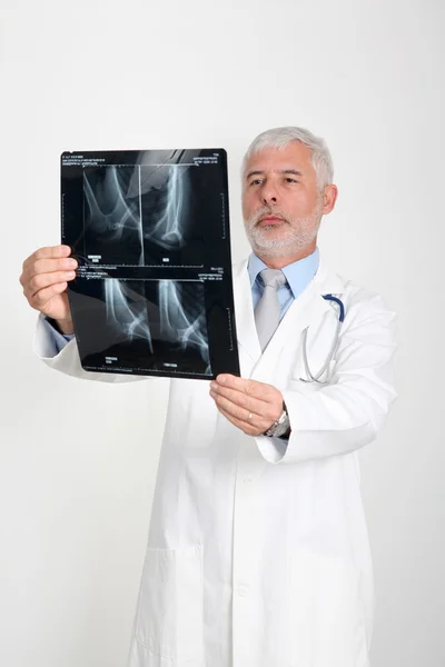 Doctor looking at X-ray — Stock Photo, Image