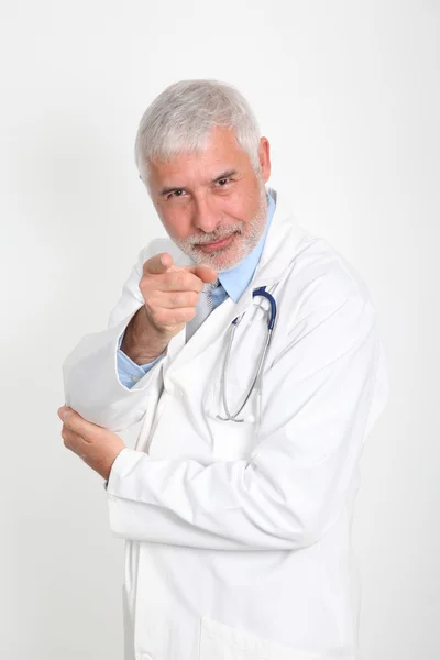 Médico sênior em fundo branco — Fotografia de Stock