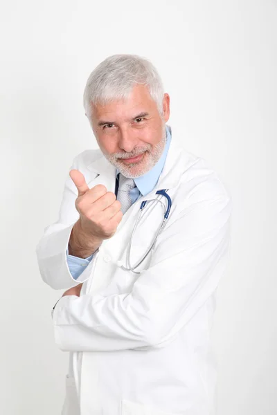 Старший врач с большим пальцем вверх — стоковое фото