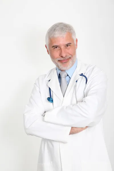 Medico anziano con le braccia incrociate — Foto Stock