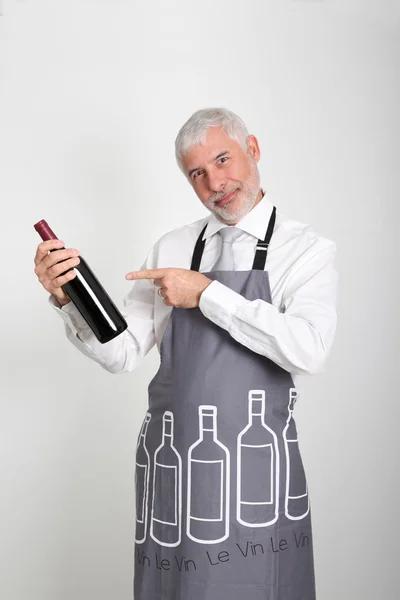 Cameriere vino in piedi su sfondo bianco — Foto Stock