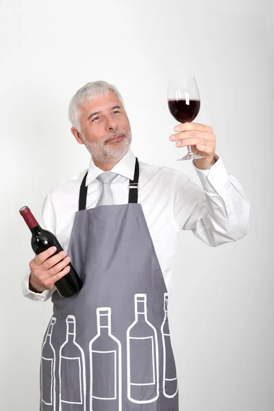 Κρασί σερβιτόρος στέκεται πάνω σε λευκό φόντο — Φωτογραφία Αρχείου