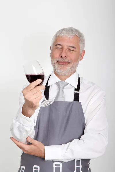 Винний офіціант стоїть на білому тлі — стокове фото