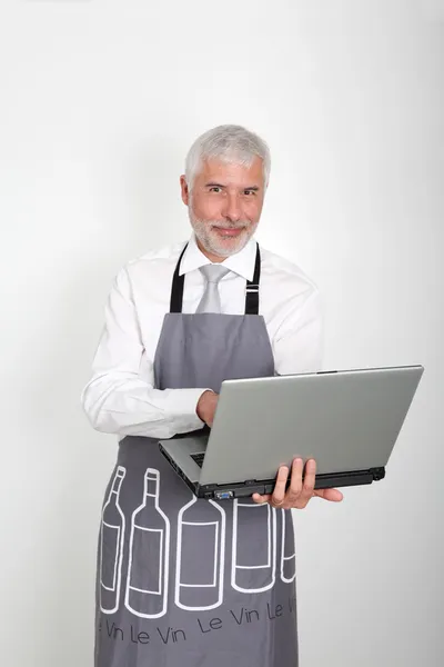 Camarero de vino con ordenador portátil — Foto de Stock