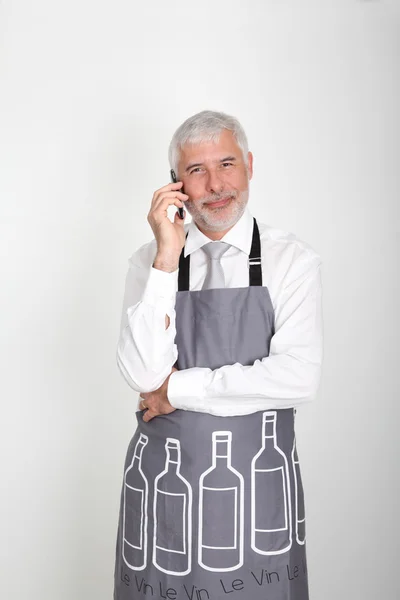 Κρασί σερβιτόρος μιλώντας στο τηλέφωνο — Φωτογραφία Αρχείου