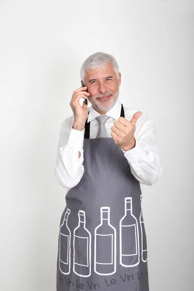 Κρασί σερβιτόρος μιλώντας στο τηλέφωνο — Φωτογραφία Αρχείου