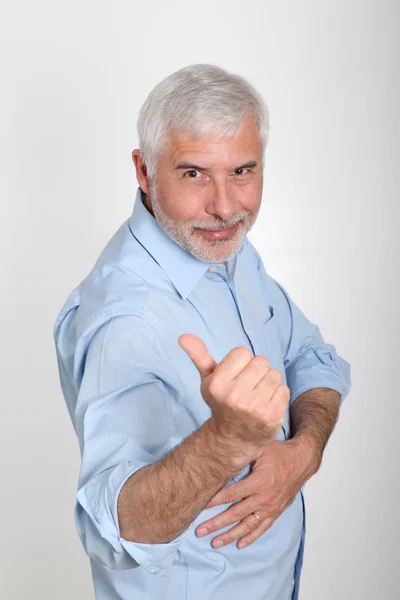 Mosolyogva magas rangú ember wih hüvelykujj fel-portré — Stock Fotó