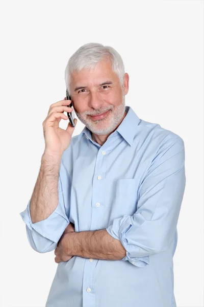Hombre mayor utilizando el teléfono móvil — Foto de Stock