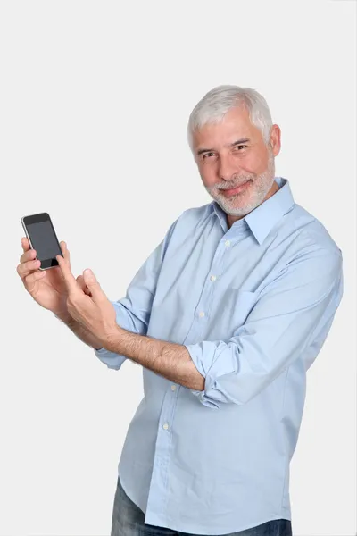 Старший человек с помощью мобильного телефона — стоковое фото