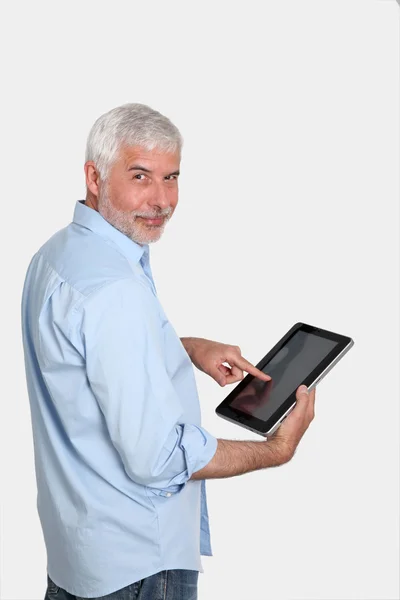 Homem sênior usando tablet eletrônico — Fotografia de Stock
