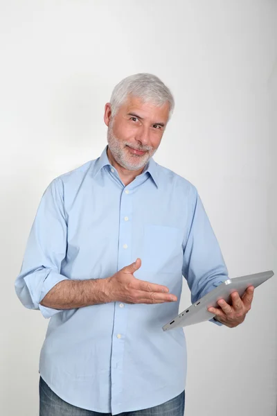 Старший человек с помощью электронного планшета — стоковое фото