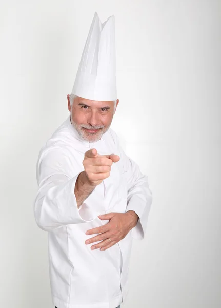 Senior chef-kok wijzend op camera — Stockfoto