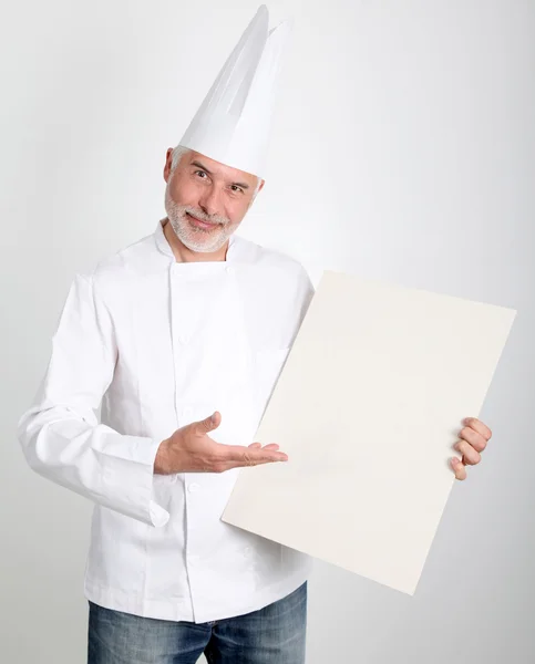 Lachende chef-kok restaurant menu tonen — Stockfoto