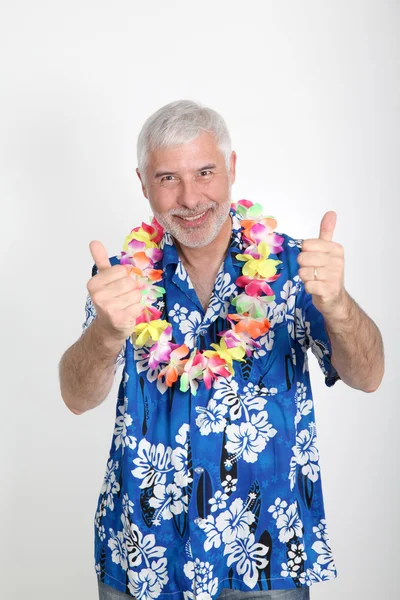 Homme âgé profitant de vacances tropicales — Photo