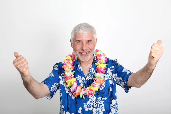 Hombre mayor disfrutando de vacaciones tropicales — Foto de Stock