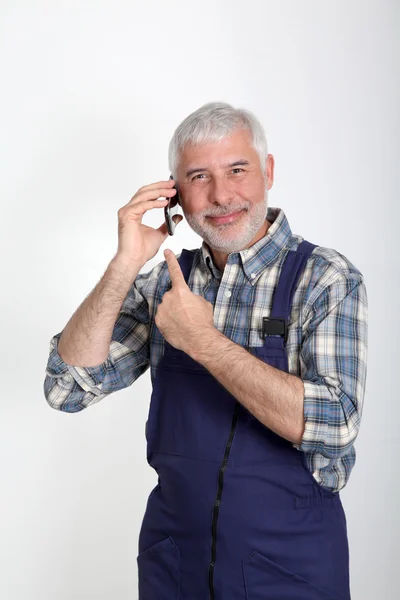 Πορτρέτο του τεχνίτη με κινητό τηλέφωνο — Φωτογραφία Αρχείου