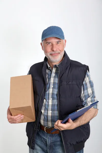 Portret van levering man houden pakket — Stockfoto