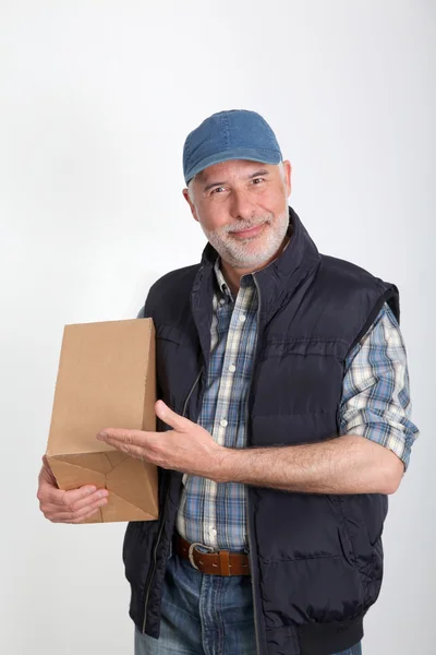 Portret van levering man houden pakket — Stockfoto