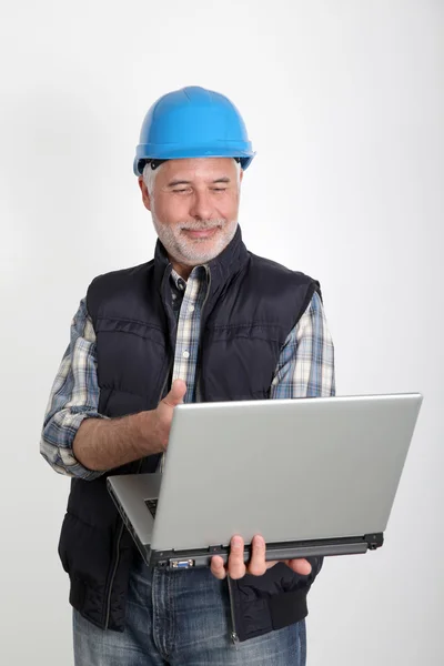 Byggnadsarbetare använder bärbar dator — Stockfoto