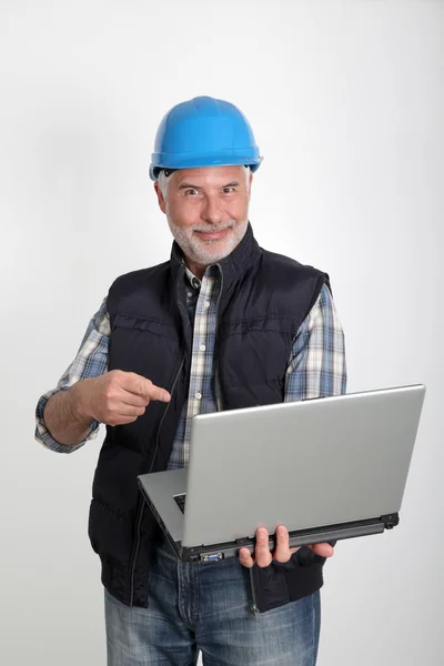 Trabalhador da construção usando computador portátil — Fotografia de Stock