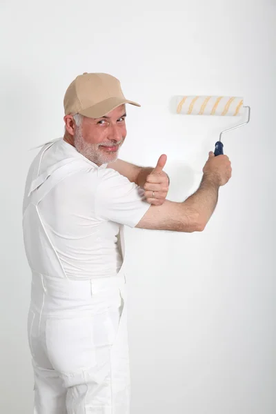 Pintor profissional em pé sobre fundo branco — Fotografia de Stock