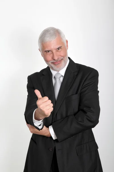Porträtt av senior affärsman visar tummen — Stockfoto