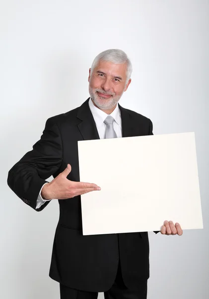 Homme d'affaires tenant le panneau de message — Photo