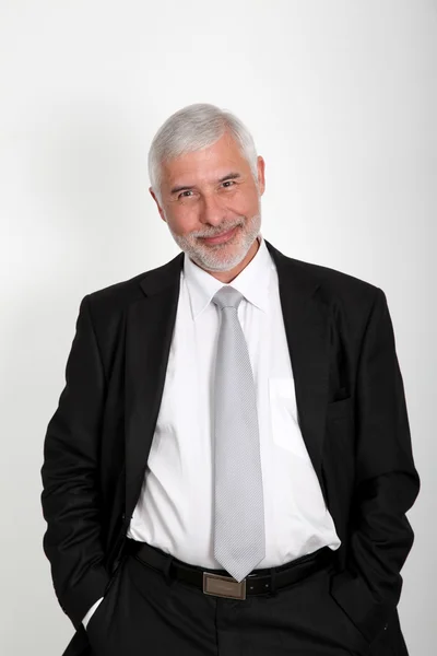 Senior-Geschäftsmann steht auf weißem Hintergrund — Stockfoto