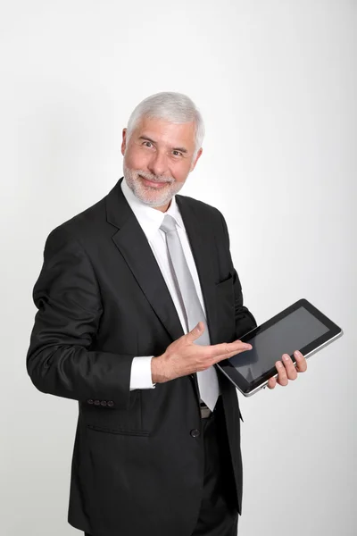 Бізнесмен використовує електронний планшет — стокове фото