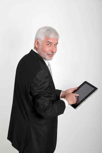 Geschäftsmann mit elektronischem Tablet — Stockfoto
