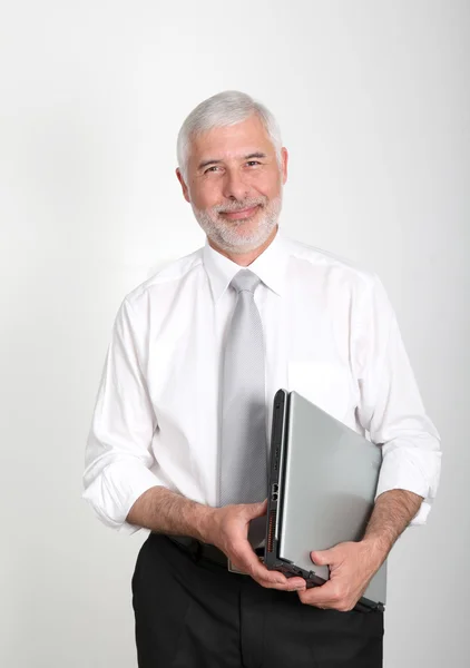 Бізнесмен стоїть з портативним комп'ютером — стокове фото