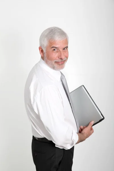 Geschäftsmann steht mit Laptop da — Stockfoto