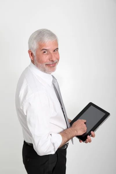 Uomo d'affari che utilizza tablet elettronico — Foto Stock