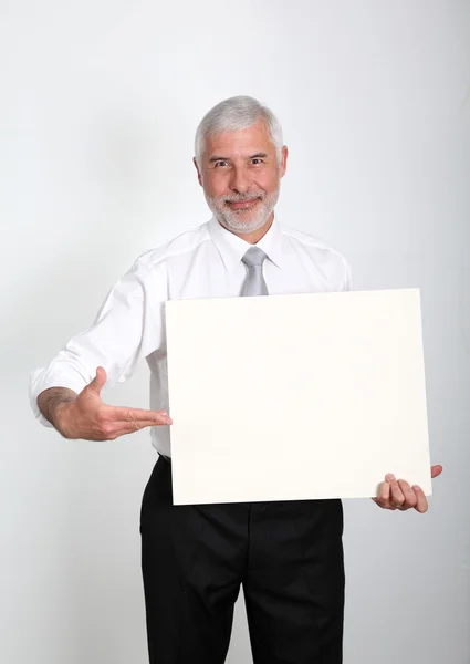 Бизнесмен держит доску объявлений — стоковое фото