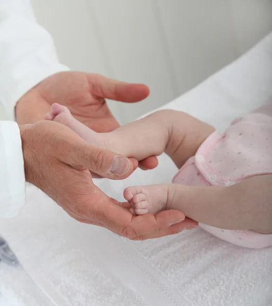Close-up op pasgeboren baby's voeten — Stockfoto