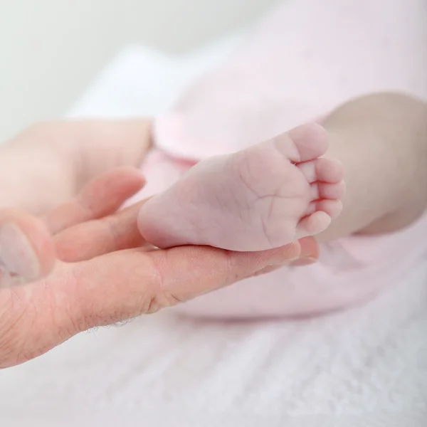 Primer plano en los pies del recién nacido — Foto de Stock