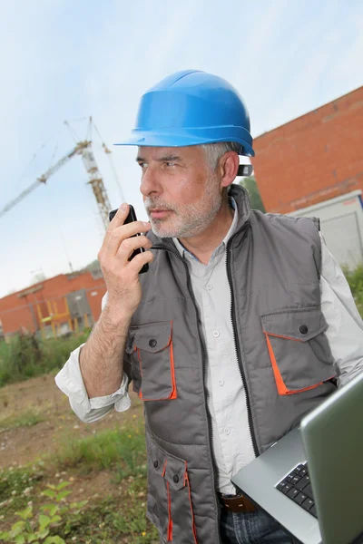 Gestionnaire de construction sur chantier avec ordinateur portable — Photo