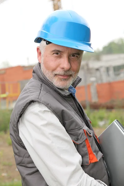 Retrato do gestor de construção no estaleiro — Fotografia de Stock